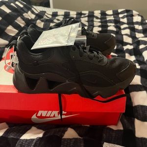 Nike RYZ 365 II. BLACK. WONEN’s 8.5. New with box.
